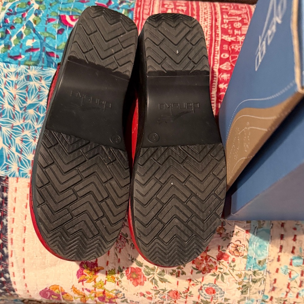 Dansko Womens Bright Red Clogs - Picture 5 of 5
